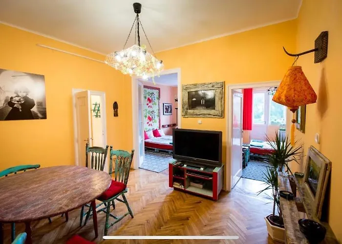 Cosy Art Flats In Central Budapest