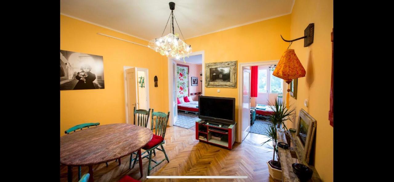 Cosy Art Flats In Central Apartment