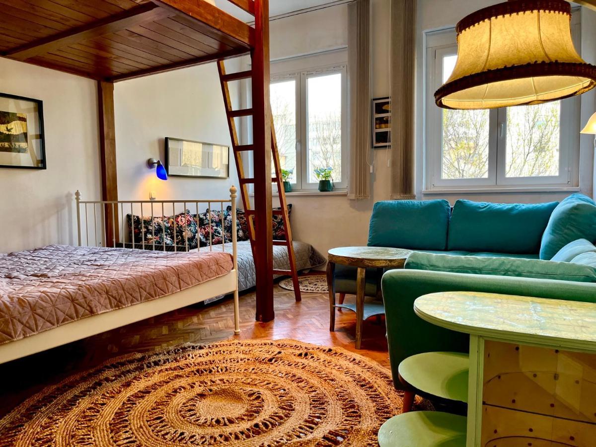 Cosy Art Flats In Central *